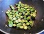 鸡肉粒炒秋葵的做法图解5