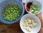 仔鸡烧毛豆的做法图解3