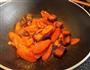 烧肉炒红萝卜的做法图解5