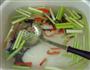 芹菜爆虾尾的做法图解2