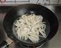 茭白炒肉丝的做法图解4
