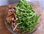 蒜苗豆干炒肉丝的做法图解2