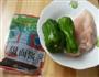 青椒鸡肉片的做法图解1