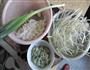肉末芽菜炒河粉的做法图解1