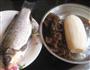 黑木耳莲藕鲫鱼汤的做法图解1