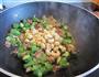 果仁鸡肉蓉炒秋葵的做法图解6