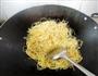炒虾子面的做法图解4