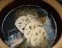 鲫鱼莲藕汤的做法图解6