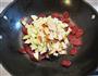 豆腐干炒香肠的做法图解6
