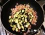 茄丁培根炒面的做法步骤4