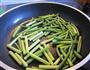 柱候酱炒鸡丝蒜苔的做法图解2