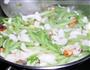 西芹夏果炒百合的做法图解6