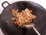 保龄菇炒面筋的做法图解10