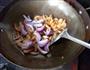 西芹洋葱炒虾的做法图解8