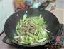 芹菜炒骨头肉的做法图解6