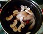 滋补莲子红枣鸡汤的做法图解2