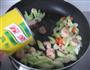 西芹腰果炒虾仁的做法图解7