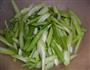 芹菜炒土豆片的做法图解1