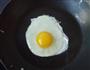 巧煎溏心蛋的做法图解3