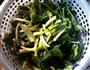 蒜炝芹菜叶的做法图解1