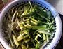 蒜炝芹菜叶的做法图解2