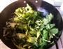蒜炝芹菜叶的做法图解5