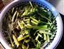 蒜炝芹菜的做法图解1