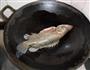 金针荷包桂鱼汤的做法图解5