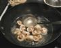 双菇炒鸡片的做法图解3