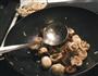 双菇炒鸡片的做法图解6