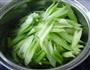 西芹炒肉的做法图解2
