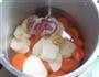 淮山胡萝卜鲫鱼汤的做法图解3