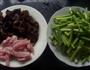 黑木耳炒蒜苗的做法图解1