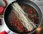 鲫鱼炖粉条的做法图解5
