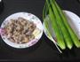 莴笋片炒花蛤肉的做法图解1