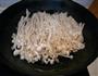 炝拌金针菇的做法图解1