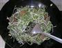 焖子炒豆苗的做法图解3