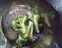 鸡杂炒西兰花的做法图解2