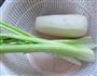 芹菜精肉炒藕丁的做法图解1
