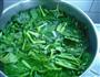 凉拌菠菜花生米的做法图解3