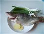 鲜蘑菇鲫鱼汤的做法图解1