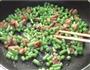 肉粒炒豆角豌豆的做法图解3