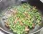 肉粒炒豆角豌豆的做法图解5