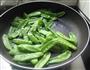 荷兰豆炒腊肠的做法图解3
