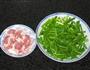 猪肉炒蒜苔的做法图解1