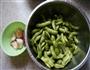 蒜香毛豆荚的做法图解1