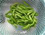 火腿炒豌豆荚的做法图解1