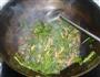 蕨菜炒肉的做法图解4