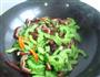 苦瓜炒腊猪耳朵的做法图解9