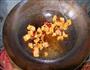 豆豉大蒜炒油渣的做法图解3